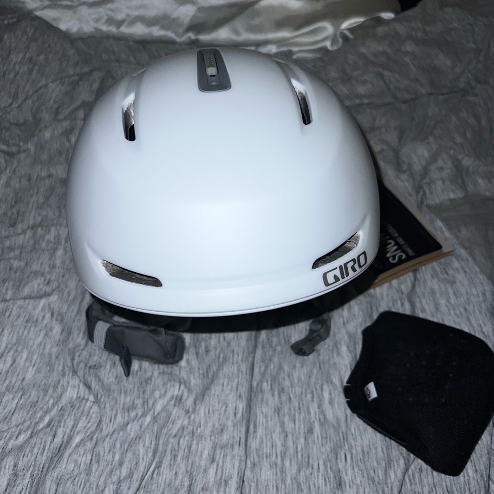 Giro womens avera snow helmet (missing an earpad)